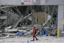 Na sn&iacute;mke z&aacute;chran&aacute;r kr&aacute;ča pred n&aacute;kupn&yacute;m centrom Aeon po v&yacute;buchu, ktor&yacute; sp&ocirc;sobili otrosy v d&ocirc;sledku zemetrasenia v meste Ka&scaron;ima, v prefekt&uacute;re Kumamoto, na japonskom ostrove Kj&uacute;&scaron;&uacute;. FOTO: TASR/AP