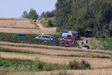 Z&aacute;chrann&eacute; zložky pracuj&uacute; na mieste, kde neidentifikovan&yacute; lietaj&uacute;ci objekt, pravdepodobne rusk&aacute; strela s plochou dr&aacute;hou letu, dopadol neďaleko Lublinu v Poľsku. FOTO: Reuters/Jakub Orzechowski/Agencja