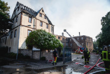 Hasiči zasahuj&uacute; počas požiaru v historickom z&aacute;mku, ktor&yacute; sl&uacute;ži ako hotel v obci Wallhausen vo v&yacute;chodonemeckej spolkovej krajine Sasko-Anhaltsko. FOTO: TASR/DPA