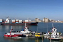 Pohľad na pr&iacute;stav Damietta v Egypte, kde &uacute;tok dronom sp&ocirc;sobil požiar dvoch lod&iacute;. FOTO: Reuters/Spr&aacute;va pr&iacute;stavu Damietta