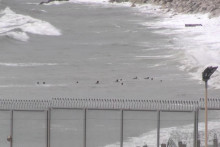 Pohľad na migrantov pl&aacute;vaj&uacute;cich smerom k pobrežiu na marockej strane hranice. FOTO: Reuters/FARO TV