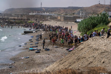 Migranti prenikaj&uacute; z Maroka do &scaron;panielskej enkl&aacute;vy Ceuta v severnej Afrike. FOTO: TASR/AP