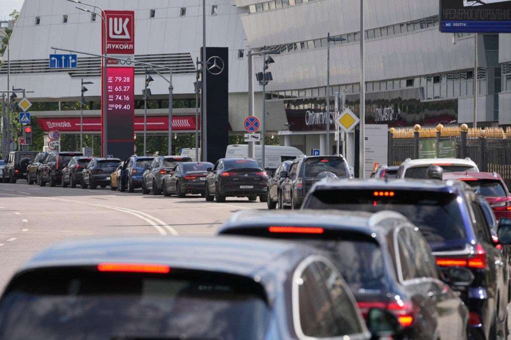 Aut&aacute; čakaj&uacute; v rade na čerpacej stanici Lukoil v Moskve. FOTO: TASR/AP