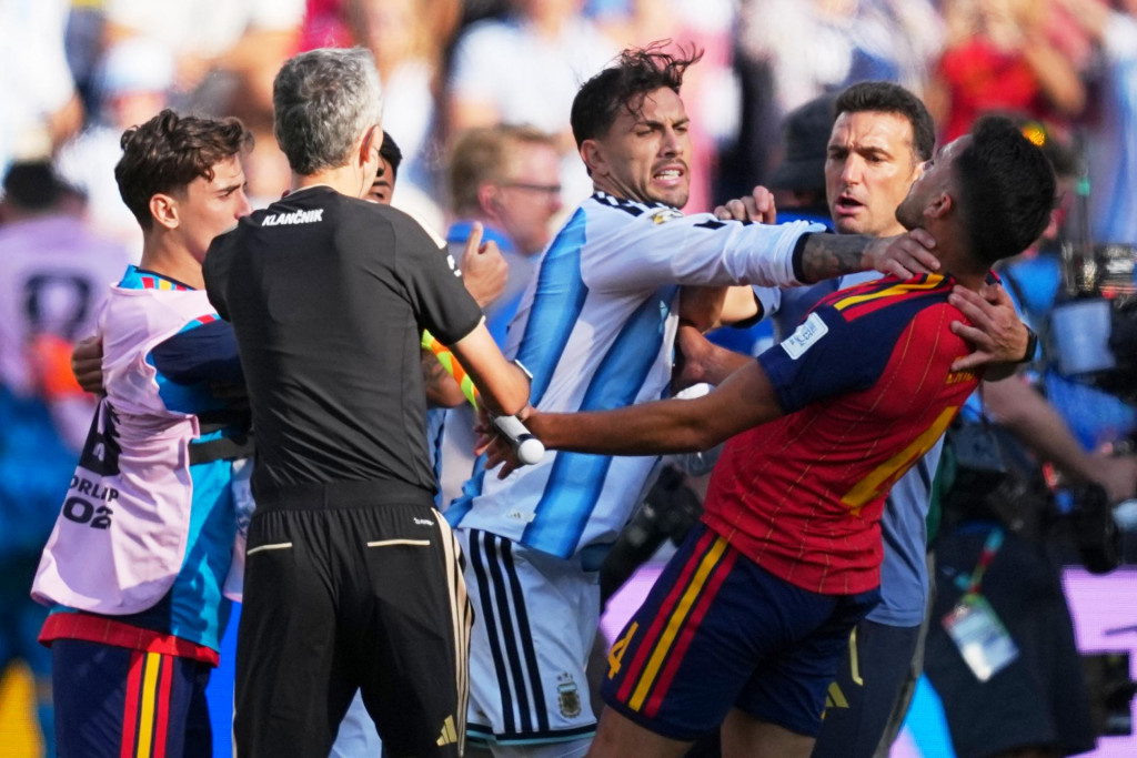 Hr&aacute;či počas pot&yacute;čky vo fin&aacute;lov&eacute;ho z&aacute;pase na majstrovstv&aacute;ch sveta vo futbale v americkom meste East Rutherford 19. j&uacute;la 2026. FOTO: TASR/AP