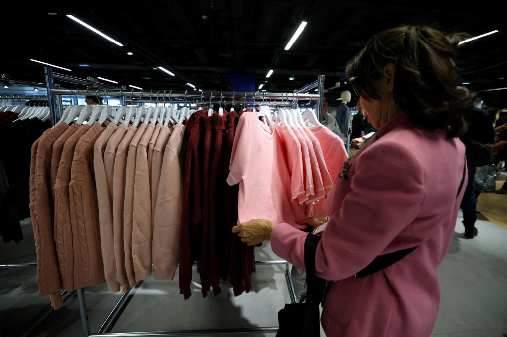 Najv&auml;č&scaron;&iacute;m probl&eacute;mom Eur&oacute;py nie je zber textilu, ale to, že veľk&uacute; časť vyzbieran&eacute;ho textilu st&aacute;le nemožno efekt&iacute;vne materi&aacute;lovo zhodnotiť a premeniť na nov&yacute; v&yacute;robok. FOTO: Reuters