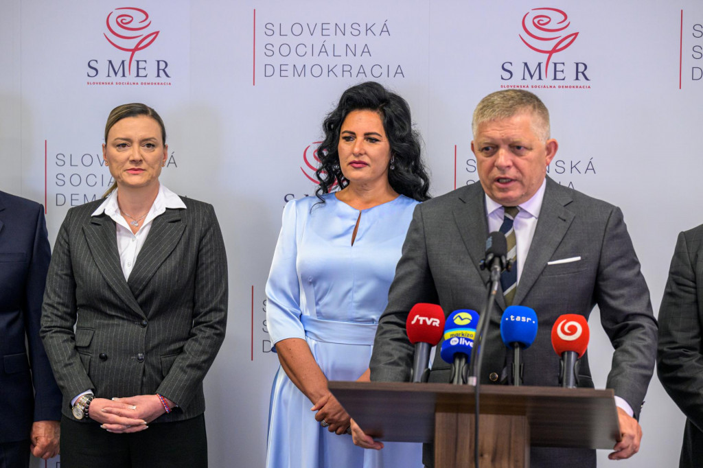 Zľava kandid&aacute;tka na predsedn&iacute;čku Pre&scaron;ovsk&eacute;ho samospr&aacute;vneho kraja Judita La&scaron;&scaron;&aacute;kov&aacute;, kandid&aacute;tka na prim&aacute;torku Pre&scaron;ova Svetlana Pavlovičov&aacute; a premi&eacute;r Robert Fico. FOTO: TASR/V. Mihalikov&aacute;
