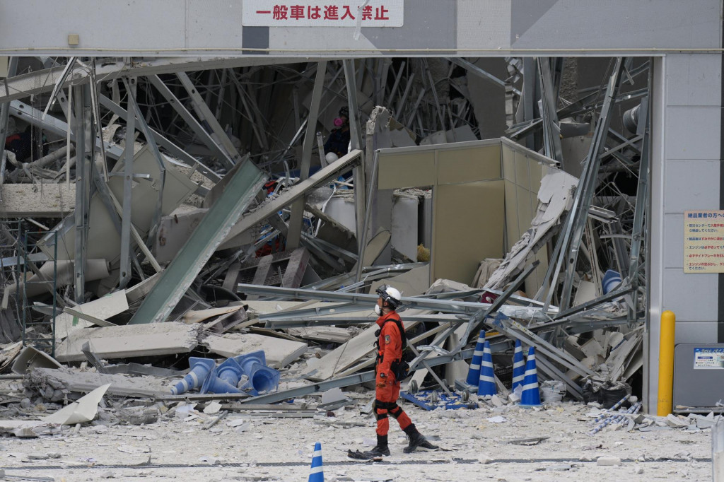 Na sn&iacute;mke z&aacute;chran&aacute;r kr&aacute;ča pred n&aacute;kupn&yacute;m centrom Aeon po v&yacute;buchu, ktor&yacute; sp&ocirc;sobili otrosy v d&ocirc;sledku zemetrasenia v meste Ka&scaron;ima, v prefekt&uacute;re Kumamoto, na japonskom ostrove Kj&uacute;&scaron;&uacute;. FOTO: TASR/AP