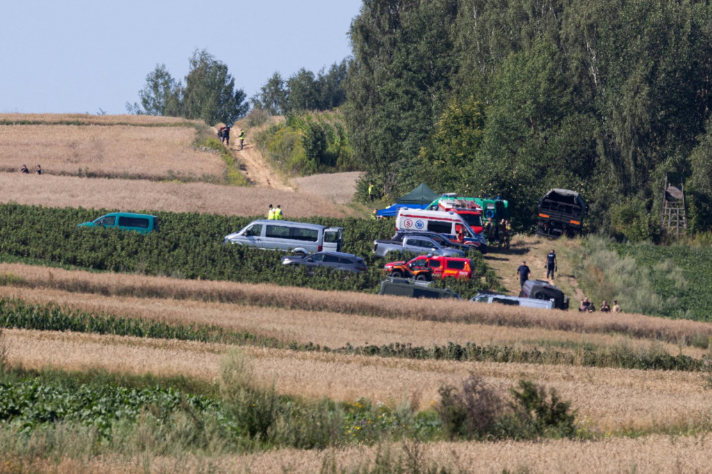 Z&aacute;chrann&eacute; zložky pracuj&uacute; na mieste, kde neidentifikovan&yacute; lietaj&uacute;ci objekt, pravdepodobne rusk&aacute; strela s plochou dr&aacute;hou letu, dopadol neďaleko Lublinu v Poľsku. FOTO: Reuters/Jakub Orzechowski/Agencja
