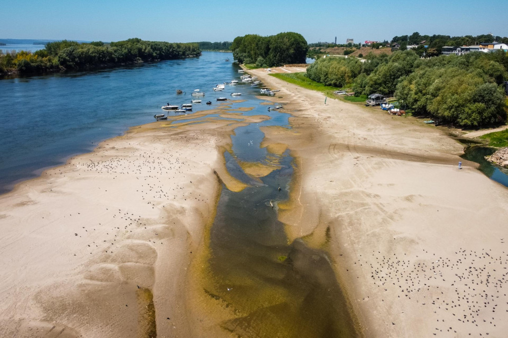 Na sn&iacute;mke n&iacute;zka hladina rieky Dunaj v rumunskom meste Corabia v stredu 29. j&uacute;la 2026.

FOTO TASR/AP