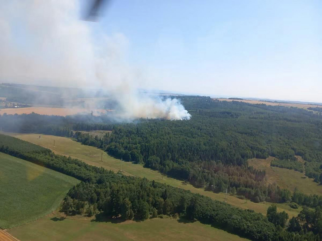 Pri rozsiahlom požiari lesa v obci Věřkovice-Nov&eacute; Vrbno zasahuje 21 jednotiek hasičov. FOTO: Hasiči Moravskoslezsk&eacute;ho kraja