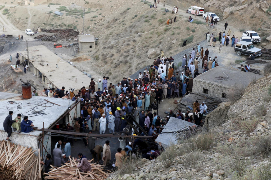 Ľudia sa zhromažďuj&uacute; po tom, čo v&yacute;buch zasypal časti uhoľn&eacute;ho bansk&eacute;ho komplexu na okraji Kv&eacute;ty v Pakistane. FOTO: Reuters