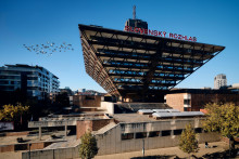 V roku 1985 sa vysielanie presťahovalo do ikonickej obr&aacute;tenej pyram&iacute;dy na M&yacute;tnej ulici. FOTO: STVR