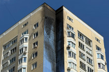 Bytov&yacute; dom po&scaron;koden&yacute; pri ned&aacute;vnom &uacute;toku ukrajinsk&eacute;ho dronu v Moskovskej oblasti v Rusku. FOTO: Reuters