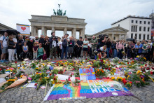 Na sn&iacute;mke ľudia sa zhromaždili pred Brandenburskou br&aacute;nou v Berl&iacute;ne, aby podporili LGBTQ+ komunitu po &uacute;toku na berl&iacute;nskom Pride v nedeľu 26. j&uacute;la 2026. FOTO: TASR/AP