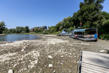 Dunaj je v t&yacute;chto dňoch na mimoriadne n&iacute;zkej &uacute;rovni. Na sn&iacute;mke n&iacute;zky stav vodnej hladiny Dunaja v Karloveskom ramene pri Klube vodn&yacute;ch &scaron;portov v Bratislave.

FOTO: TASR/ D. Veselsk&yacute;