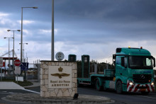 Kami&oacute;n vych&aacute;dza z leteckej z&aacute;kladne RAF Akrotiri, britskej suver&eacute;nnej z&aacute;kladne na Cypre. FOTO: Reuters