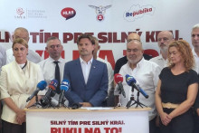 V strede kandid&aacute;t Smeru na župana Trnavsk&eacute;ho kraja Peter Hamb&aacute;lek. FOTO: HN
