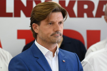 Na sn&iacute;mke podpredseda Spr&aacute;vy &scaron;t&aacute;tnych hmotn&yacute;ch rezerv Peter Hamb&aacute;lek ohl&aacute;sil kandidat&uacute;ru na post predsedu Trnavsk&eacute;ho samospr&aacute;vneho kraja. FOTO: TASR/L. Grinaj