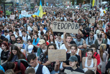 Protest proti rozhodnutiu ukrajinsk&eacute;ho prezidenta Volodymyra Zelensk&eacute;ho nahradiť Mychajla Fedorova na poste ministra obrany. FOTO: Reuters
