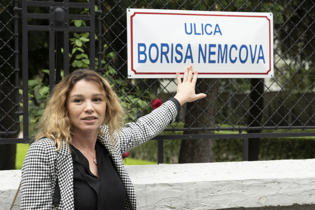 Dc&eacute;ra Borisa Nemcova Žanna počas odhalenia nov&yacute;ch tab&uacute;ľ označuj&uacute;cich Ulicu Borisa Nemcova a Chodn&iacute;k Borisa Nemcova v Bratislave. FOTO: TASR - Pavel Neubauer