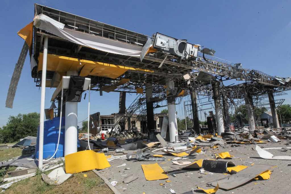 Čerpacia stanica zasiahnut&aacute; rusk&yacute;m dronom v Dnepropetrovskej oblasti na Ukrajine. FOTO: Reuters