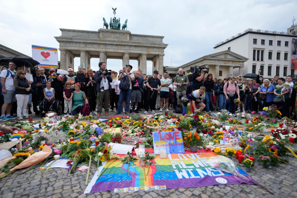 Na sn&iacute;mke ľudia sa zhromaždili pred Brandenburskou br&aacute;nou v Berl&iacute;ne, aby podporili LGBTQ+ komunitu po &uacute;toku na berl&iacute;nskom Pride v nedeľu 26. j&uacute;la 2026. FOTO: TASR/AP