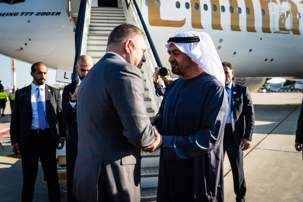 Predseda vl&aacute;dy SR Robert Fico (uprostred vľavo) a prezident Spojen&yacute;ch arabsk&yacute;ch emir&aacute;tov (SAE) &scaron;ejk Muhammad bin Z&aacute;jid &Aacute;l Nahj&aacute;n v Bratislave v stredu 29. j&uacute;la 2026. FOTO: TASR/&Uacute;rad vl&aacute;dy SR