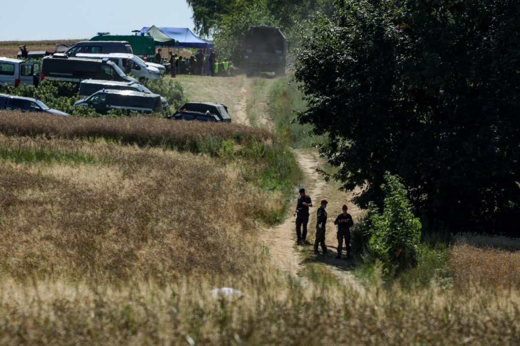 Pr&iacute;slu&scaron;n&iacute;ci arm&aacute;dy a z&aacute;chrann&yacute;ch zložiek pracuj&uacute; v bl&iacute;zkosti kr&aacute;tera na poli, ktor&yacute; zanechal neidentifikovan&yacute; objekt, ktor&yacute; vyzer&aacute; ako rusk&aacute; raketa. FOTO: Reuters