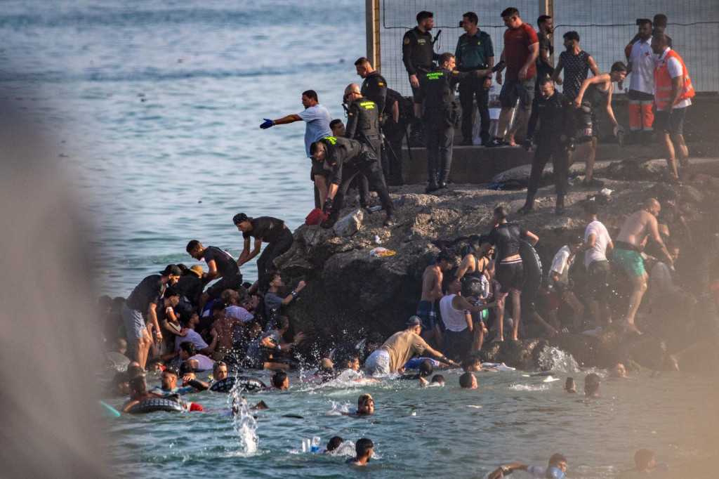 Migranti prenikaj&uacute; z Maroka do &scaron;panielskej enkl&aacute;vy Ceuta v severnej Afrike vo &scaron;tvrtok 30. j&uacute;la 2026. FOTO: TASR/AP