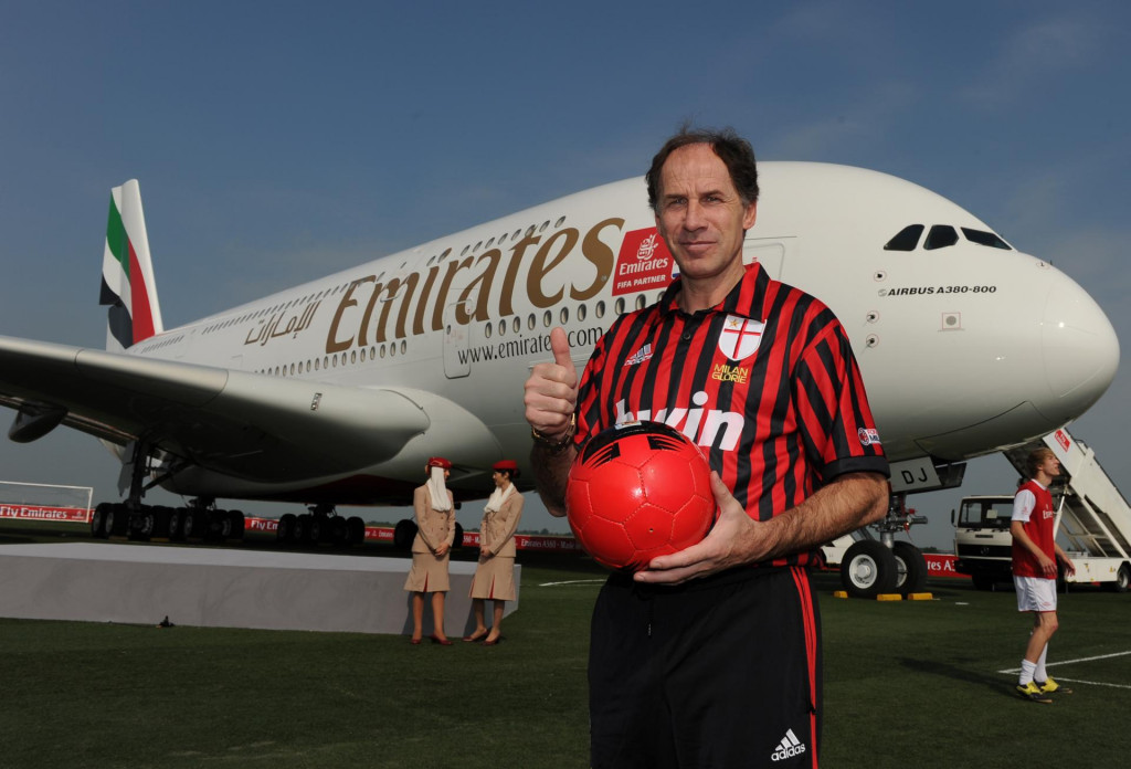 Na arch&iacute;vnej sn&iacute;mke zo 7. j&uacute;na 2010 talianska futbalov&aacute; legenda Franco Baresi p&oacute;zuje pred lietadlom Airbus 380 leteckej spoločnosti Emirates. FOTO: TASR/DPA