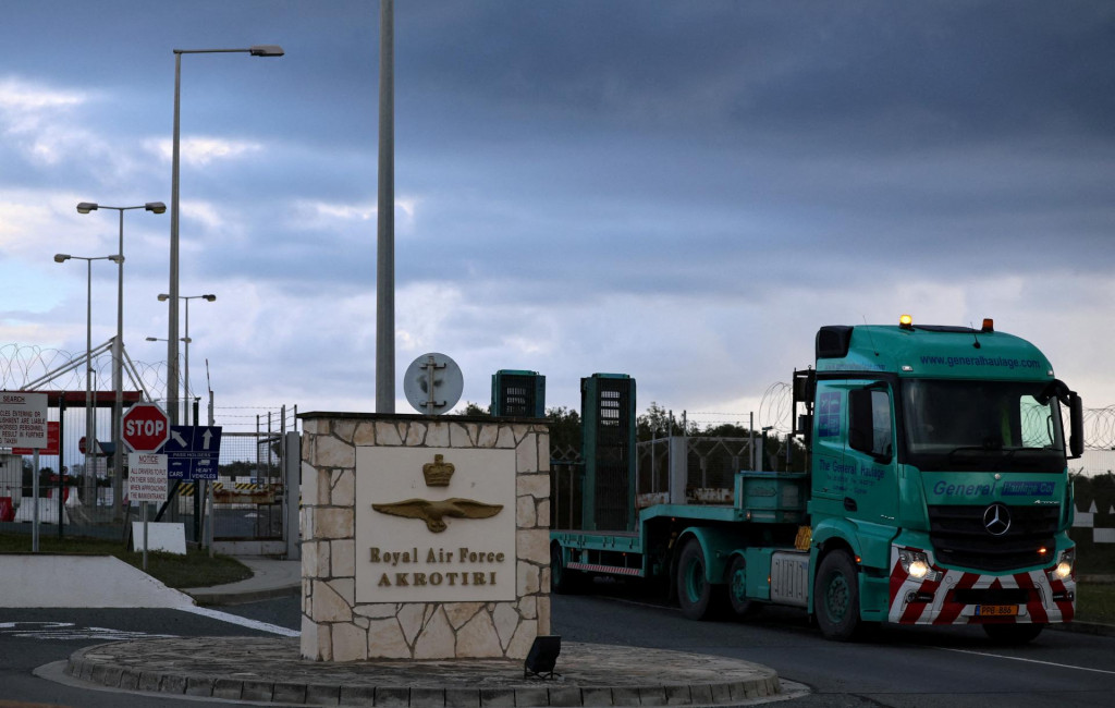 Kami&oacute;n vych&aacute;dza z leteckej z&aacute;kladne RAF Akrotiri, britskej suver&eacute;nnej z&aacute;kladne na Cypre. FOTO: Reuters