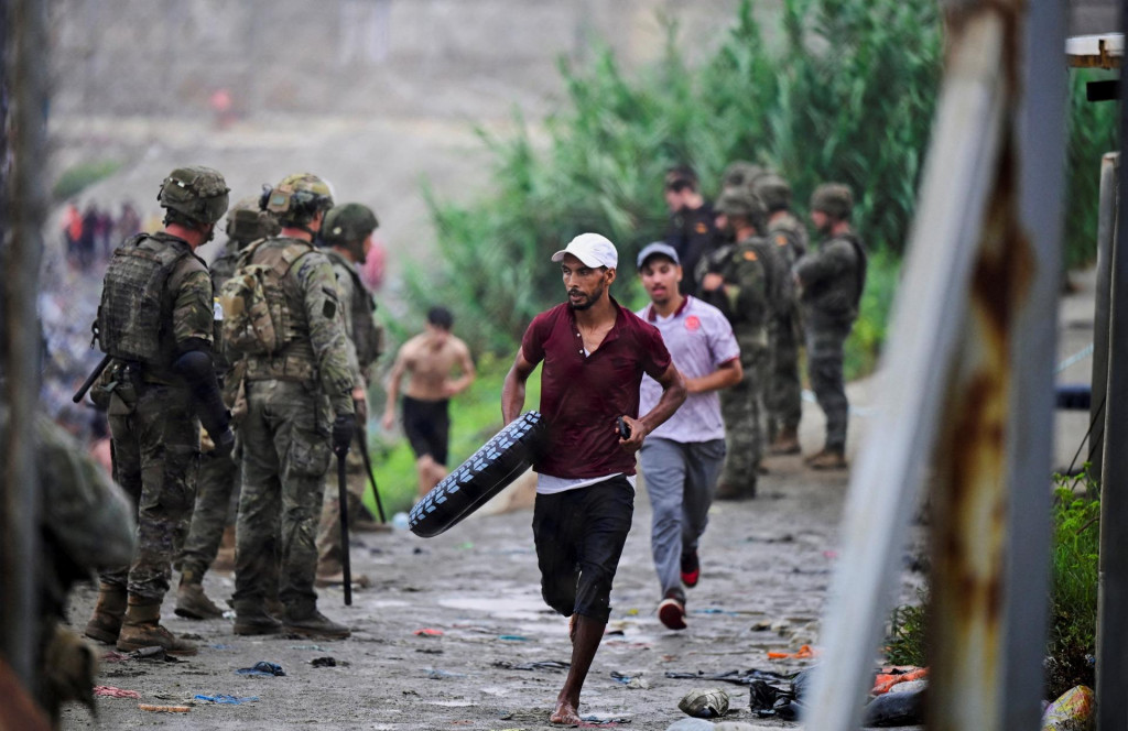 Do &scaron;panielskej Ceuty na severe Afriky vst&uacute;pilo za posledn&yacute;ch 24 hod&iacute;n podľa odhadov približne 49-tis&iacute;c migrantov. FOTO: Reuters