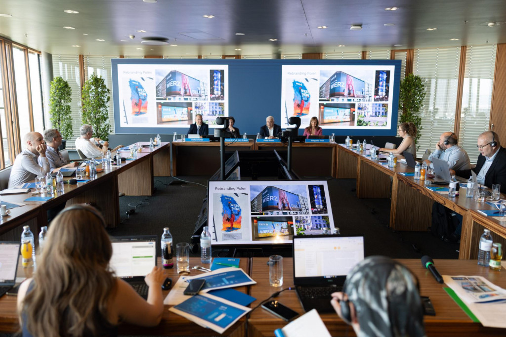 Na tlačovej konferencii vo Viedni predstavili v&yacute;sledky Erste Group gener&aacute;lny riaditeľ Peter Bosek, finančn&yacute; riaditeľ Stefan D&ouml;rfler a členka predstavenstva zodpovedn&aacute; za riadenie riz&iacute;k Alexandra Habeler-Drabek.


 
