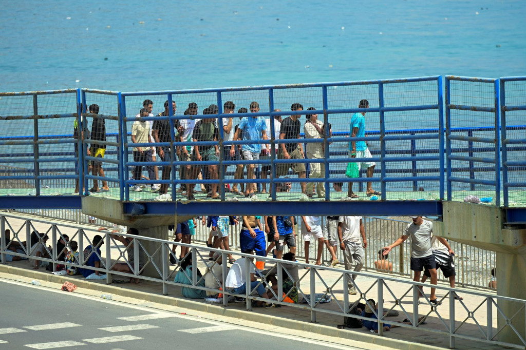 Migranti kr&aacute;čaj&uacute; smerom k hranici s Marokom, aby opustili &Scaron;panielsko po tom, čo pri&scaron;li do Ceuty. FOTO: Reuters