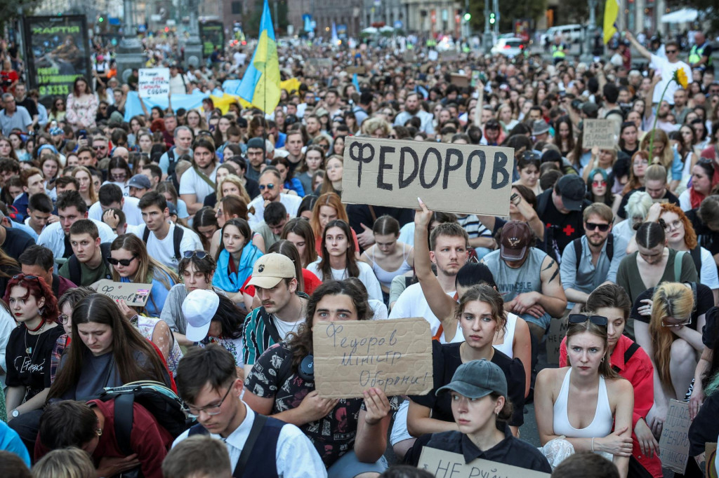 Protest proti rozhodnutiu ukrajinsk&eacute;ho prezidenta Volodymyra Zelensk&eacute;ho nahradiť Mychajla Fedorova na poste ministra obrany. FOTO: Reuters
