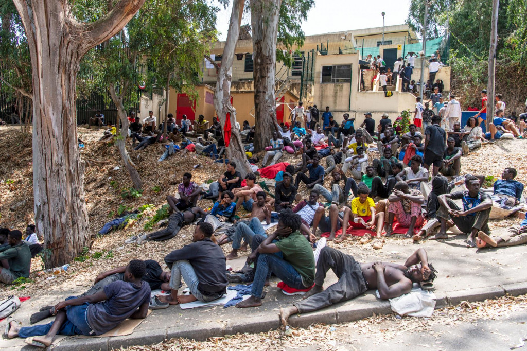 Migranti oddychuj&uacute; pred Dočasn&yacute;m centrom pre prisťahovalcov po prekročen&iacute; hran&iacute;c z Maroka do &scaron;panielskej enkl&aacute;vy Ceuta. FOTO: TASR/AP
