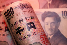 Po prepade na 40-ročn&eacute; minimum japonsk&yacute; jen zachraňovala koordinovan&aacute; dev&iacute;zov&aacute; intervencia Bank of Japan a americk&eacute;ho ministerstva financi&iacute;. FOTO: REUTERS