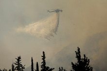 Hovorca gr&eacute;ckeho hasičsk&eacute;ho zboru uviedol, že t&iacute;my v piatok večer bojovali s plameňmi až na 73 miestach. FOTO: REUTERS