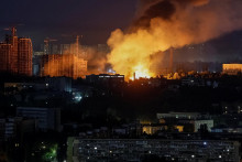 &Uacute;tok sp&ocirc;sobil požiare a &scaron;kody boli hl&aacute;sen&eacute; v piatich okresoch hlavn&eacute;ho mesta vr&aacute;tane Solomjanskej &scaron;tvrte, kde v p&auml;ťposchodovej budove zomreli dvaja ľudia, uviedli z&aacute;chrann&eacute; zložky na Telegrame. FOTO: REUTERS