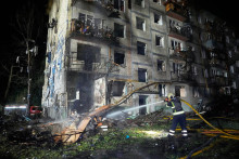 Hasiči sa snažia uhasiť požiar po ruskom raketovom &uacute;toku na ukrajinsk&eacute; mesto Kyjev v sobotu 1. augusta 2026. FOTO: TASR/AP