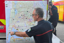 Franc&uacute;zsko už cel&eacute; t&yacute;ždne bojuje s lesn&yacute;mi požiarmi po s&eacute;rii smrtiacich vĺn hor&uacute;čav, ktor&eacute; vysu&scaron;ili koryt&aacute; riek a veget&aacute;ciu. FOTO: FB/Hasičsk&yacute; a z&aacute;chrann&yacute; zbor﻿