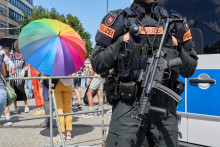 Policajt hliadkuje počas pochodu Pride v Hamburgu 1. augusta 2026. FOTO: TASR/AP