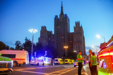 Sanitky a policajn&eacute; aut&aacute; s&uacute; neďaleko miesta v&yacute;buchu v re&scaron;taur&aacute;cii v Moskve 1. augusta 2026. FOTO: TASR/AP