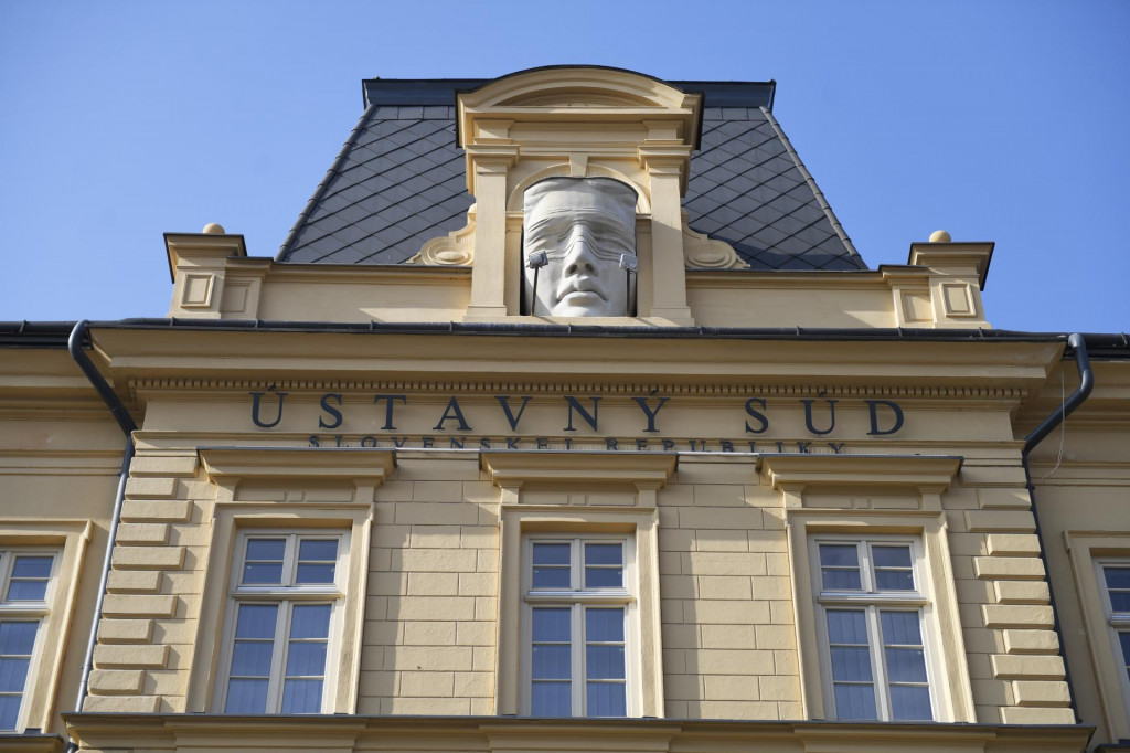 Druh&yacute; sen&aacute;t &Uacute;stavn&eacute;ho s&uacute;du pod veden&iacute;m predsedu Petra Moln&aacute;ra na neverejnom zasadnut&iacute; 1. j&uacute;la z&aacute;roveň preru&scaron;il konanie o &uacute;stavnej sťažnosti. FOTO: TASR/Franti&scaron;ek Iv&aacute;n