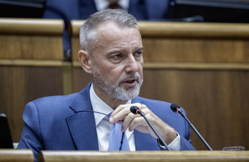 Na sn&iacute;mke predseda parlamentu Richard Ra&scaron;i (Hlas-SD). FOTO: TASR/Martin Baumann
