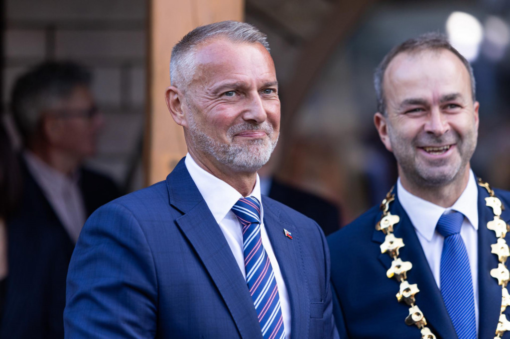 Na sn&iacute;mke vľavo predseda N&aacute;rodnej rady Richard Ra&scaron;i (Hlas-SD). FOTO: TASR/Daniel Stehl&iacute;k