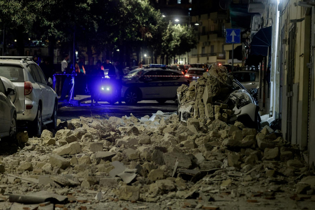 Otrasy viedli k v&yacute;padkom elektrickej energie, naru&scaron;ili prev&aacute;dzku vlakov a metra a tiež sp&ocirc;sobili &scaron;kody na niektor&yacute;ch budov&aacute;ch, uviedli tamoj&scaron;ie &uacute;rady. FOTO: REUTERS