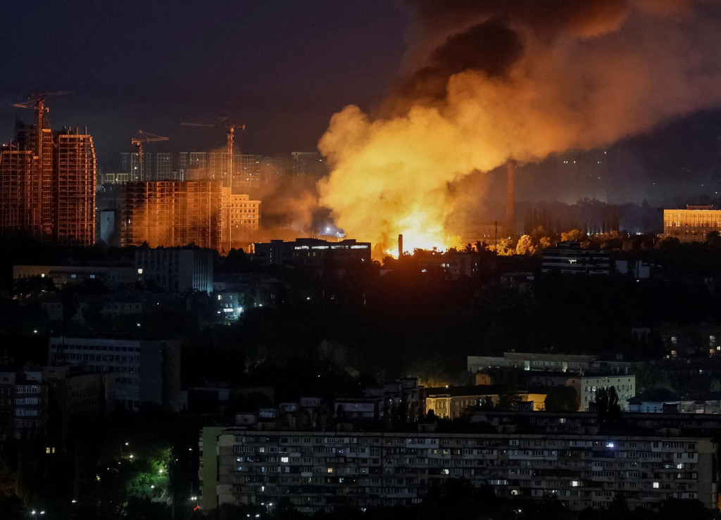 &Uacute;tok sp&ocirc;sobil požiare a &scaron;kody boli hl&aacute;sen&eacute; v piatich okresoch hlavn&eacute;ho mesta vr&aacute;tane Solomjanskej &scaron;tvrte, kde v p&auml;ťposchodovej budove zomreli dvaja ľudia, uviedli z&aacute;chrann&eacute; zložky na Telegrame. FOTO: REUTERS