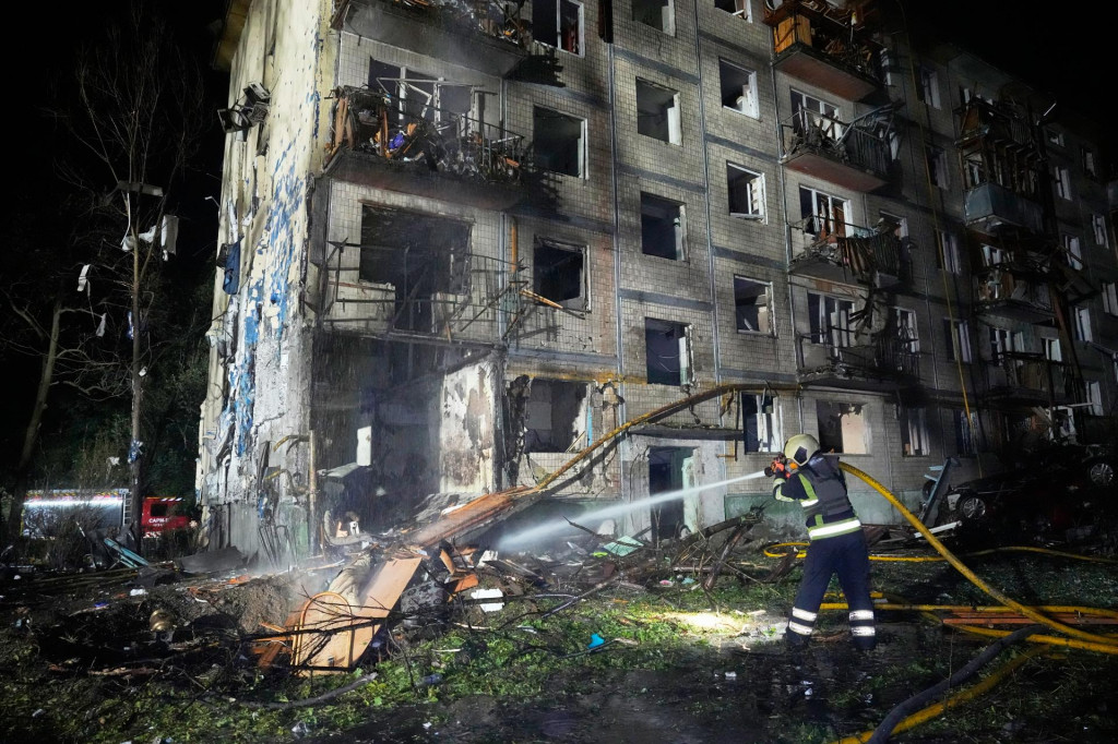 Hasiči sa snažia uhasiť požiar po ruskom raketovom &uacute;toku na ukrajinsk&eacute; mesto Kyjev v sobotu 1. augusta 2026. FOTO: TASR/AP