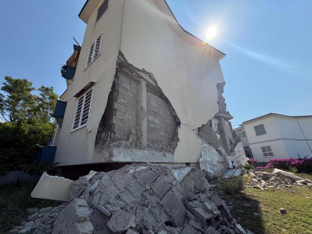 Na sn&iacute;mke po&scaron;koden&yacute; dom po zemetrasen&iacute; v juhotalianskom meste Pozzuoli v sobotu 1. augusta 2026. FOTO: TASR/ANSA